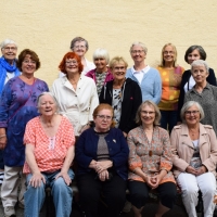 Bokrelease 20 september i Fyriskällan DSC0010-2 (v-h) övre raden Cristina Wahlström, Vera Segraeus, Ann-Marie Petersson, Kjellrun Lindén, Ulla Holm, Barbro Dunér, Margareta Thomas, Stefica Harastinski, Maj-Lis Henriksson, Nedre raden( v-h)  Barbro Lindgren, Hedvig Berkó, Gunilla Dahlkild Öhman och Vera Bouveng Hermansson